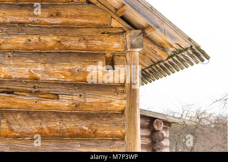 Detail eines hölzernen Scheune. Im 18. Jahrhundert gebaut. Eine Wand und Überhang von einem Dach aus Holz anmelden. Interessantes Foto für den Standort, Aufbau, Geschichte. Stockfoto