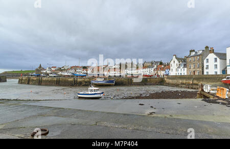 St Monans Hafen auf einem nassen, windigen Wintern Tag 1. Januar. Die alte Fischerboote auf den Schlamm während der Ebbe. Stockfoto