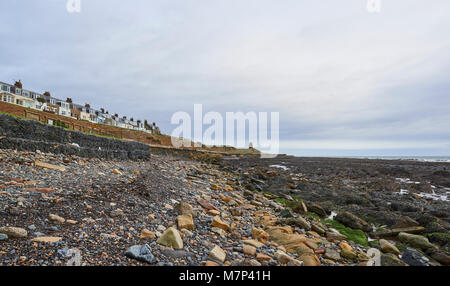 Eine Linie der alten terrassierten Angeln Cottages Blick auf St Monans Strand und darüber hinaus zu Forth Estuary. Die steil Vitrinen Strand mit Schmutz bedeckt Stockfoto