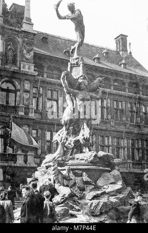 1947 schwarz-weiß Bild von Brabo Brunnen mit dem Rathaus im Hintergrund am Grote Markt in Antwerpen Stockfoto