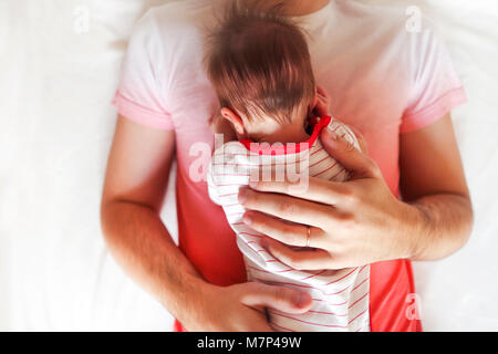 Stattliche Vater seine schlafende neugeborene Tochter Holding. Nahaufnahme Stockfoto