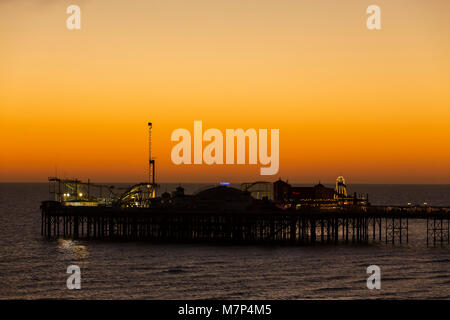 Die Brighton Palace Pier, die gemeinhin als Brighton Pier oder der Palace Pier bekannt ist ein Denkmalgeschütztes Pleasure Pier in Brighton, England, in der c Stockfoto