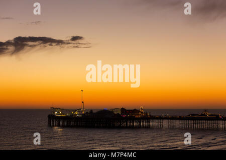 Die Brighton Palace Pier, die gemeinhin als Brighton Pier oder der Palace Pier bekannt ist ein Denkmalgeschütztes Pleasure Pier in Brighton, England, in der c Stockfoto