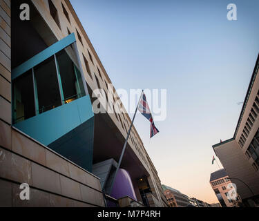 Berlin, Mitte, britischen Botschaft, Außen & Fassade, Union Flag gegen den blauen Himmel Stockfoto