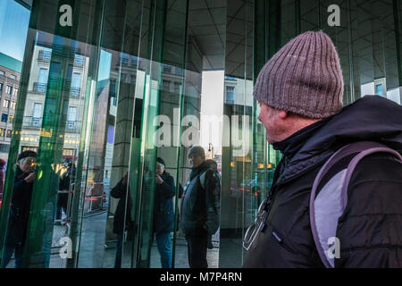 Berlin-Mitte. ältere Touristen Fotos von sich selbst in spiegelnden Gebäude Oberfläche. älterer Mann&Frau selfie Stockfoto