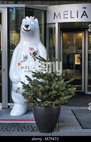 Berlin Mitte, Hotel Melia. 4 Sterne Luxus Hotel in der Friedrichstraße. Eingang mit Buddy Bär Emblem und Weihnachtsbaum im Topf Stockfoto