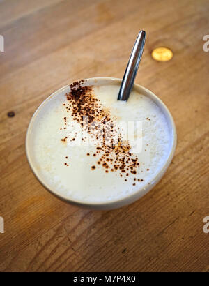 Latte Cappuccino Tasse auf holztisch am Morgen, geringe Tiefenschärfe Stockfoto
