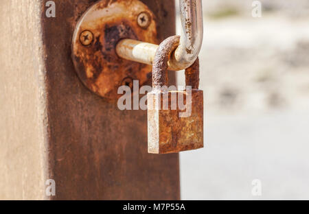 Vorhängeschloss Bild zeigt eine alte rostige Vorhängeschloss zu einem Zaun von der Küstenlinie montiert Stockfoto