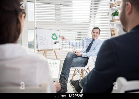 Happy ökologe seine neue Idee präsentieren Stockfoto