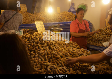 Ein Stall verkaufen tamirine Obst zu einem Nachtmarkt in Phuket Thailand Stockfoto