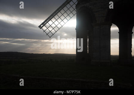 Ealrly morgen Blick durch Chesterton Windmill in Warwickshire, Großbritannien mit Sonne durch die Segel brechen Stockfoto