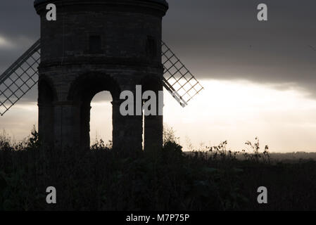 Ealrly morgen Blick durch Chesterton Windmill in Warwickshire, Großbritannien mit Sonne durch die Segel brechen Stockfoto