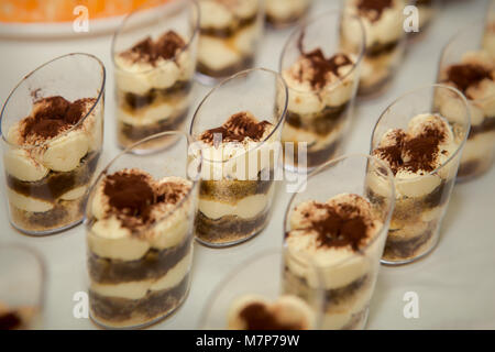 Eingestellt von Tiramisu Dessert im Glas ruderten auf Tisch Stockfoto