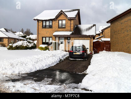 Auto in einer Einfahrt gelöscht vom Schnee nach einem schweren Sturz, Erskine, Schottland. Stockfoto