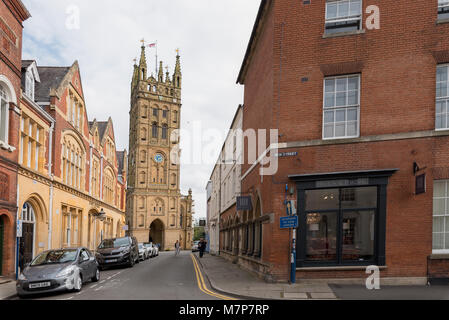 Die St Marys Kirche als entlang der Alten Platz Straße in Warwick Stadtzentrum gesehen. Stockfoto