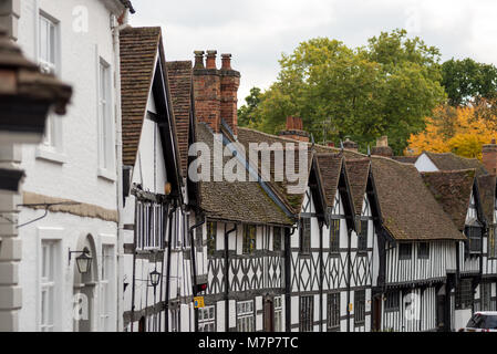 Ein Blick entlang der kurvigen Straße Street, Warwick des 16./17. Jahrhundert Ära im Tudor Stil Häuser mit Ziegeldächern. Stockfoto