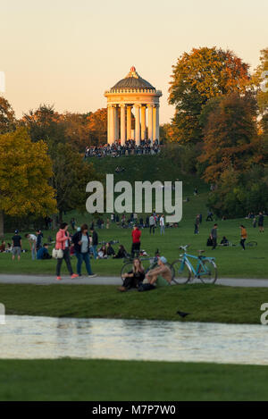 Der Monopteros Tempel bei Sonnenuntergang in der beliebten einheimischen Kneipepunkt im Englischen Garten, München, Deutschland. Stockfoto