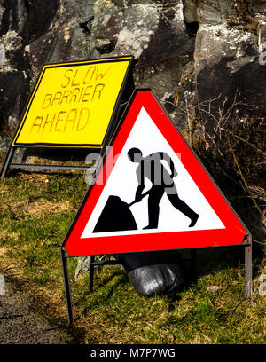 Dreieckige Straßenarbeiten vor Warnschild, Schottland. Stockfoto