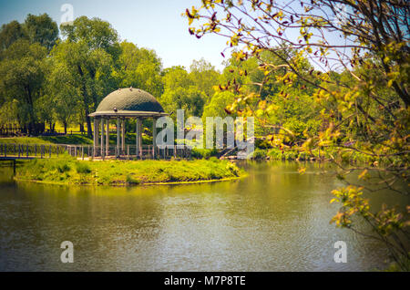 Pavillon oder Laube am Ufer des Sees in Feofaniya, Ukraine Stockfoto