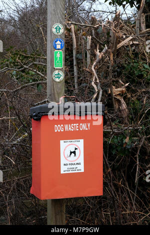 Hund Abfälle Sammelbox auf Landschaft entfernt. Stockfoto