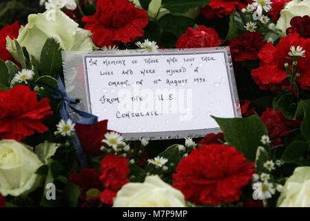 Eine florale Tribut von den Vereinigten Staaten Konsulat in Belfast liegt an der Omagh Memorial Garden am 15. August zu sehen, 2008 in Omagh, Nordirland. 29 Personen und zwei ungeborenen Zwillinge wurden getötet, als eine Bombe in der geschäftigen Marktstadt Omagh 1998 explodierte. Foto/Paul McErlane Stockfoto