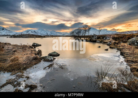 Sonnenuntergang über Lochan na h-Achlaise, Rannoch Moor, Scottish Highlands, Schottland Stockfoto