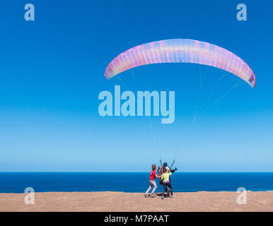 Gleitschirm vom Felsen mit Blick auf den Atlantik. Paragliding, Kanarische Inseln, Spanien Stockfoto