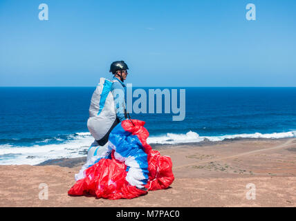 Gleitschirm vom Felsen mit Blick auf den Atlantik. Paragliding, Kanarische Inseln, Spanien Stockfoto