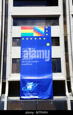 Maritime Rechtfertigung Flagge/Bandera de la Reivindicacion Maritima hängenden außerhalb Handelskammer Gebäude, La Paz, Bolivien Stockfoto