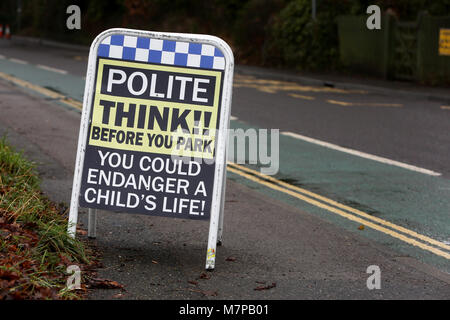 Ein "höflich" keine Parkplätze auf einem Board außerhalb einer Schule in Chichester, Großbritannien. Stockfoto