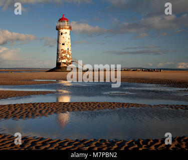 Verlassener Punkt von Ayr Leuchtturm auf talacre Strand in Pools bei Ebbe widerspiegelt, North Wales Küste Stockfoto