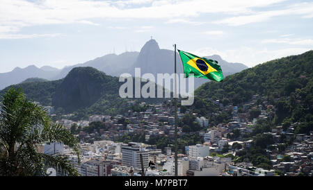 Brasilianische Flagge vor einer Favela in Copacabana, Rio de Janeiro, Brasilien Stockfoto