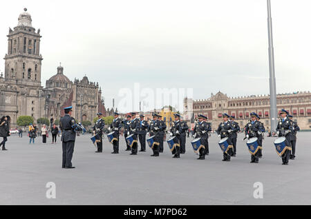 Die Mexiko City Hilfspolizei Band tritt in der großen historischen Marktplatz mit dem Mexico City Metropolitan Kathedrale und National Palace in der Rückseite Stockfoto