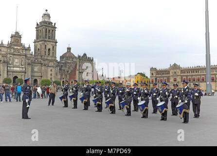 Die Mexiko City Hilfspolizei Band tritt in der großen historischen Marktplatz mit dem Mexico City Metropolitan Kathedrale und National Palace in der Rückseite Stockfoto