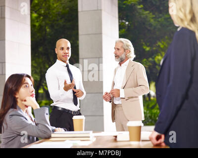 Multiethnischen Corporate Business Executives diskutieren, debattieren, während Konferenz Stockfoto