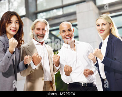 Kaukasische asiatischen Latino corporate business Leute, die eine Faust zeigt Entschlossenheit und Teamgeist Stockfoto