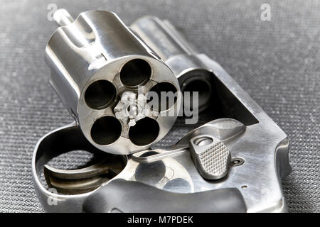 Snubnose Revolver mit Zylinder öffnen auf Schwarz Matte isoliert Stockfoto