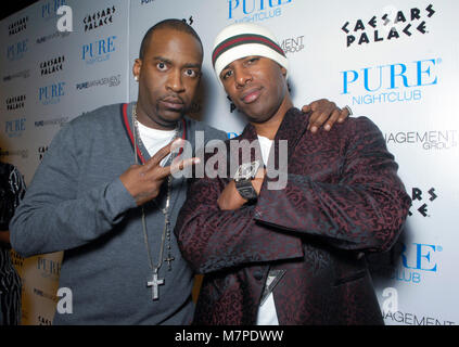 (L - R) G-Unit Rapper Tony Tayo und DJ Whoo Kid am reinen Nachtklub im Caesars Palace für 50 Cent Neujahrsparty Am 31. Dezember 2009 in Las Vegas, Nevada. Stockfoto