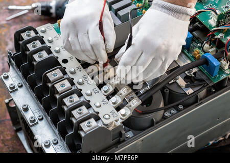 Engineer, der über die Prüfung und Wartung der Wechselrichter und string Kontrolleinheit Stockfoto