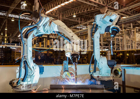 Roboter, Schweißen in einer Autofabrik. Schweißen der Karosserie Stockfoto
