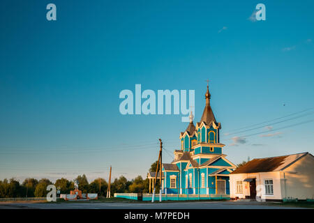 Krasnyy Partizan, Dobrush Bezirk Gomel Region, Weißrussland. Alte hölzerne orthodoxe Kirche der Geburt der Jungfrau Maria bei Sonnenuntergang im Dorf Stockfoto