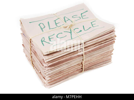 Bündel von Zeitungen mit Recycling beachten Stockfoto