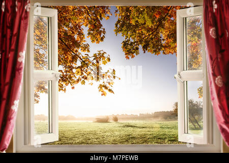 Fenster mit frischer Luft und Landschaft Landschaft Ansichten öffnen. Rote Vorhänge öffnete eine moderne Fenster in einem Haus in einer ländlichen Lage zeigen Stockfoto