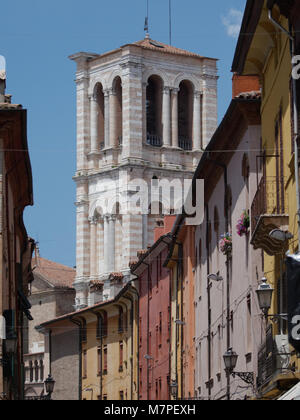 Ferrara, Italien, 17. Juni 2017: Glockenturm von St. George Kathedrale von der Via Giuseppe Mazzini gesehen. Der Glockenturm im XV Jahrhundert von Design von L gebaut Stockfoto