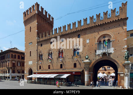 Ferrara, Italien - Juni 17, 2017: Die Menschen gehen mit der Ferrara Rathaus. Im Jahr 1245 begonnen, das Rathaus war die Residenz der Familie Este, bis der 1. Stockfoto