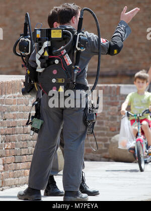 Ferrara, Italien - Juni 17, 2017: Die Menschen in Kostümen von Ghostbusters auf der Piazza Trento. Keine Geister blieb in Ferrara nach dieser Stockfoto