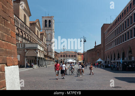 Ferrara, Italien, 17. Juni 2017: Menschen auf der Piazza Trento - Triest in einem Sommertag. Der Glockenturm von St. George Kathedrale gebaut im XVI. Jahrhundert von Stockfoto