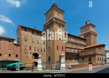 Ferrara, Italien, 17. Juni 2017: Menschen bei Castello Estense, oder St. Michael's Castle, eine mittelalterliche Burg im Zentrum von Ferrara. Historische par Stockfoto