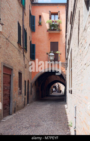 Ferrara, Italien, 17. Juni 2017: Via delle Volte Straße in der Altstadt. Historischer Teil der Stadt als UNESCO-Welterbe Stockfoto