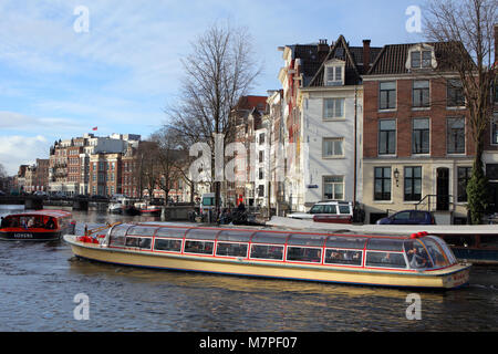 Amsterdam, Niederlande - 2. Januar 2017: Einer der Kanäle im historischen Teil der Stadt. Der aus dem 17. Jahrhundert canal ring Bereich wurden auf die UNESCO-Wor platziert Stockfoto